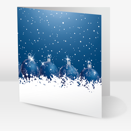 Blå julekugler i sne